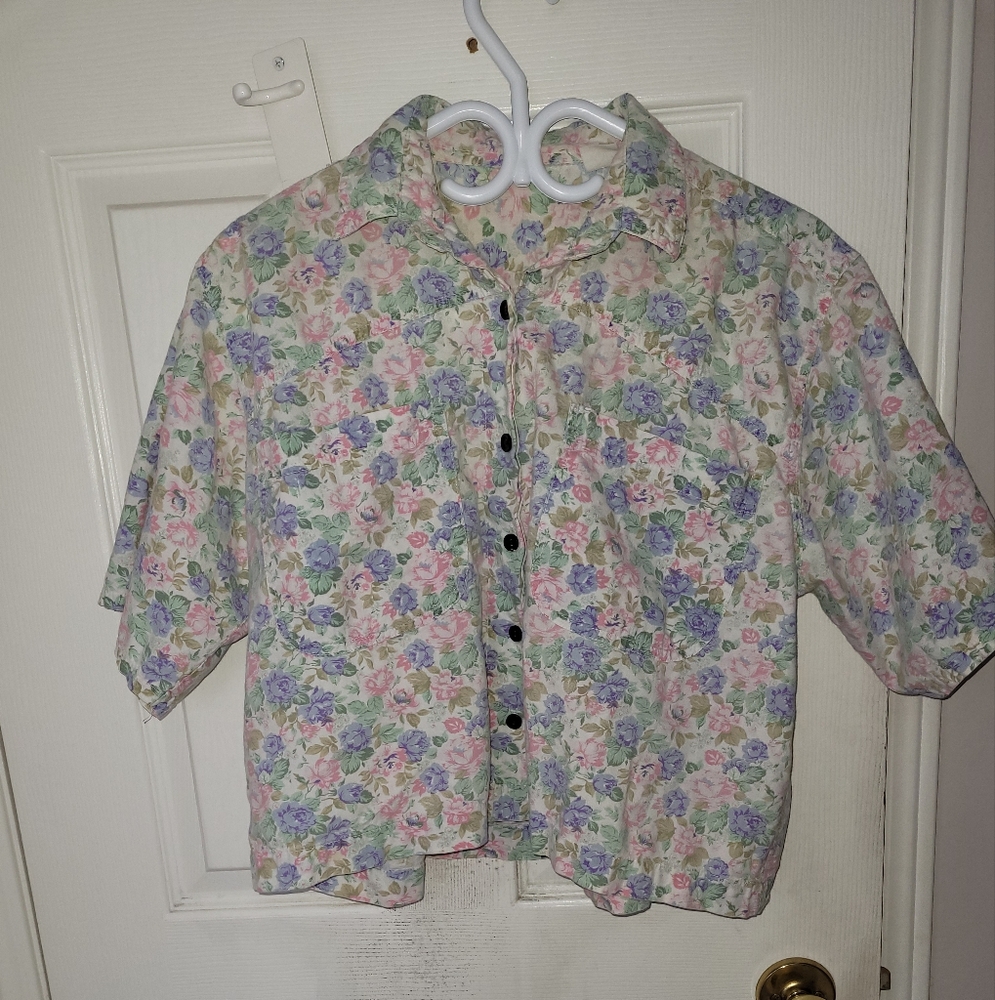 Ladies button up cotton blouse,mfg is unknown, sz is unknown pls see measurement